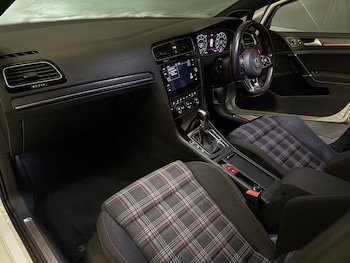 Used Volkswagen Golf 2018 for sale - 77693122: Photo