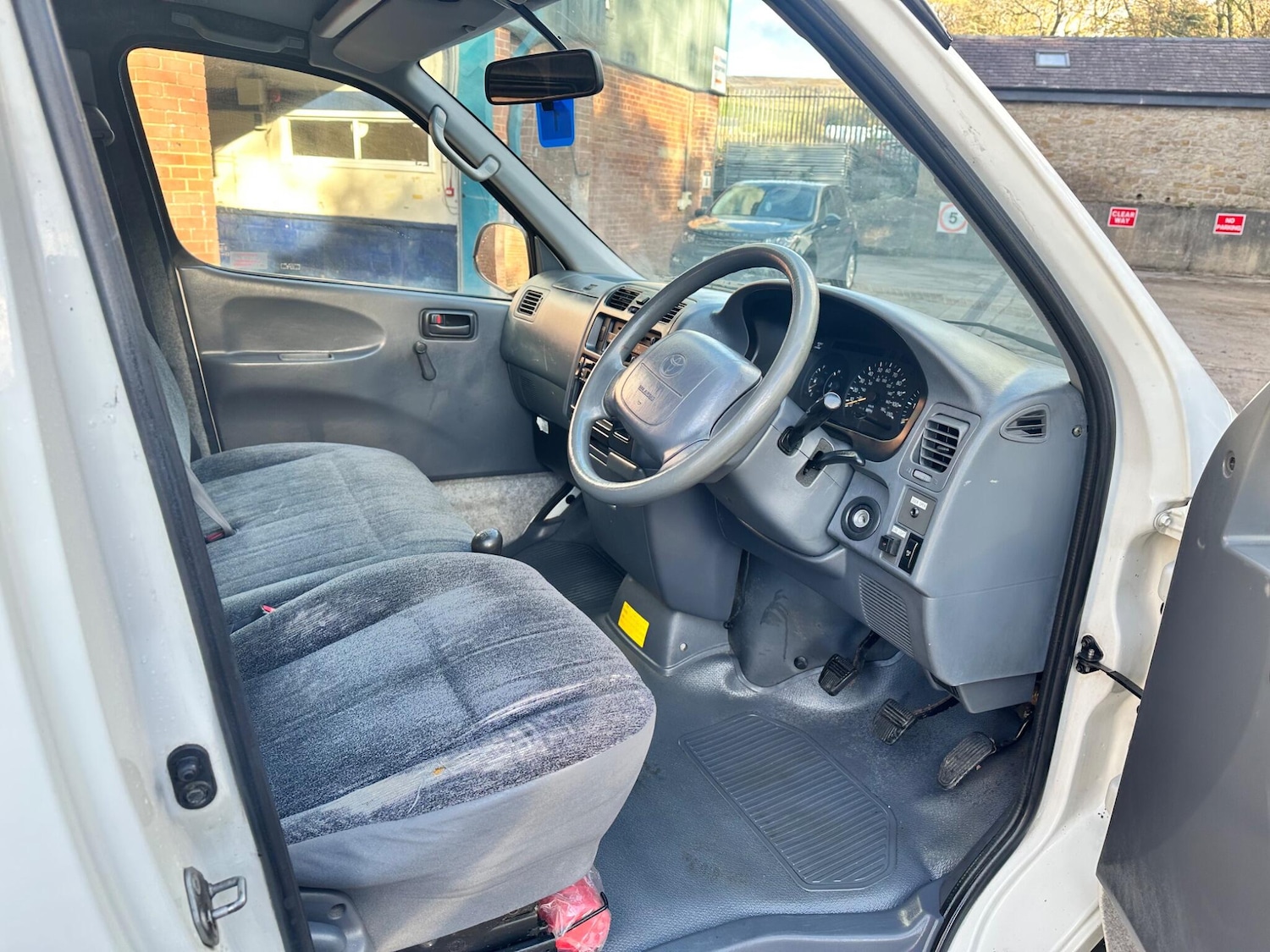 Used Toyota HiAce 2002 for sale - 76349157: Photo 23