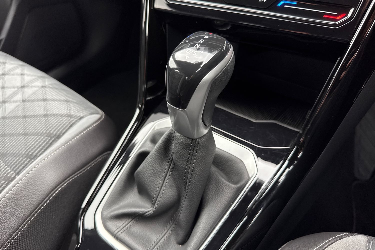 Used Volkswagen T-Roc 2024 for sale - 76836369: Photo 23