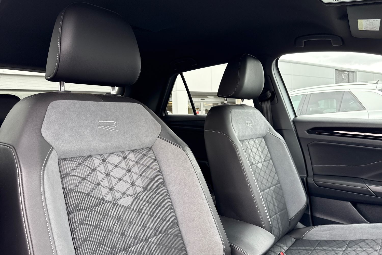 Used Volkswagen T-Roc 2024 for sale - 76836369: Photo 24