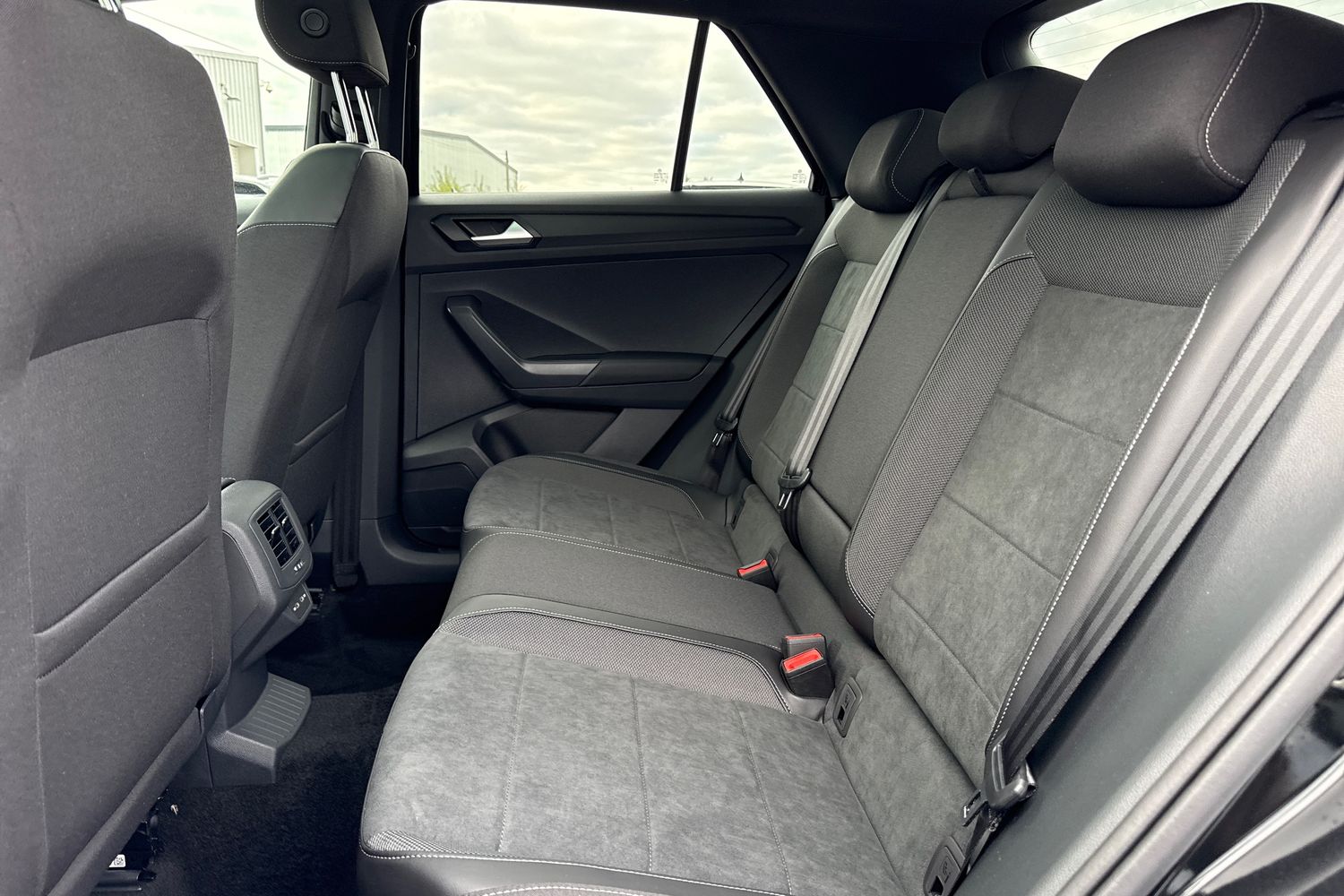 Used Volkswagen T-Roc 2025 for sale - 76300380: Photo 32