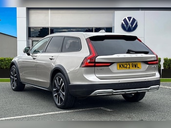 Used Volvo V90 Cross Country 2023 for sale - 76224604: Photo