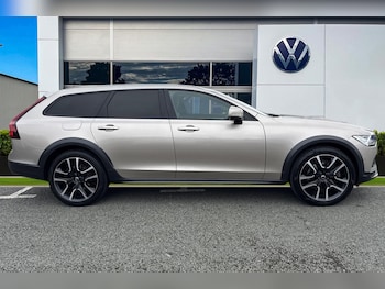 Used Volvo V90 Cross Country 2023 for sale - 76224604: Photo