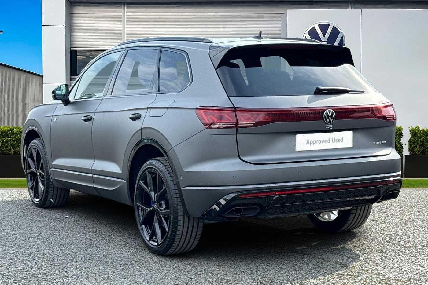 Used Volkswagen Touareg 2025 for sale - 76641732: Photo 2
