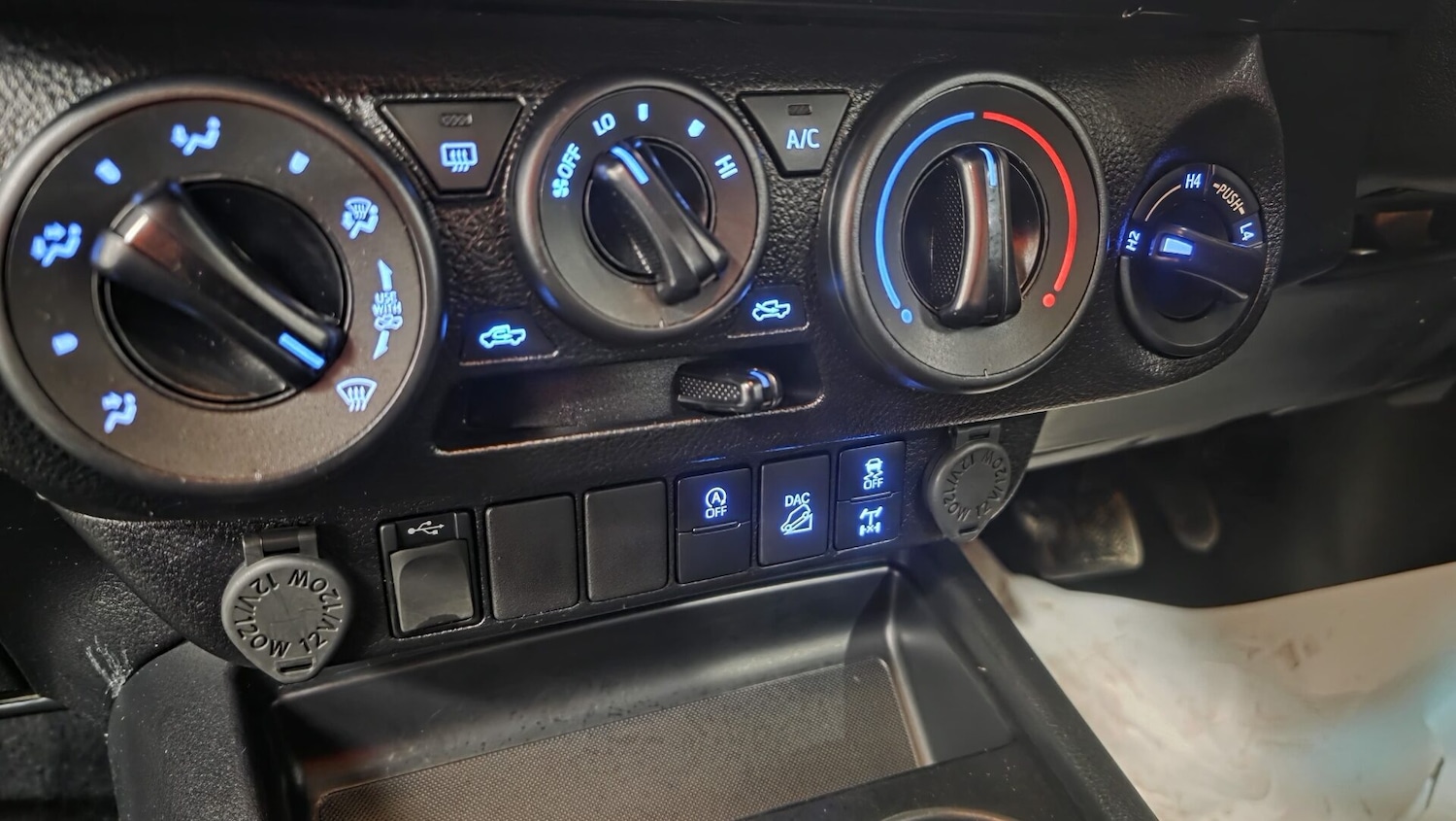 Used Toyota Hilux 2023 for sale - 77945552: Photo 26