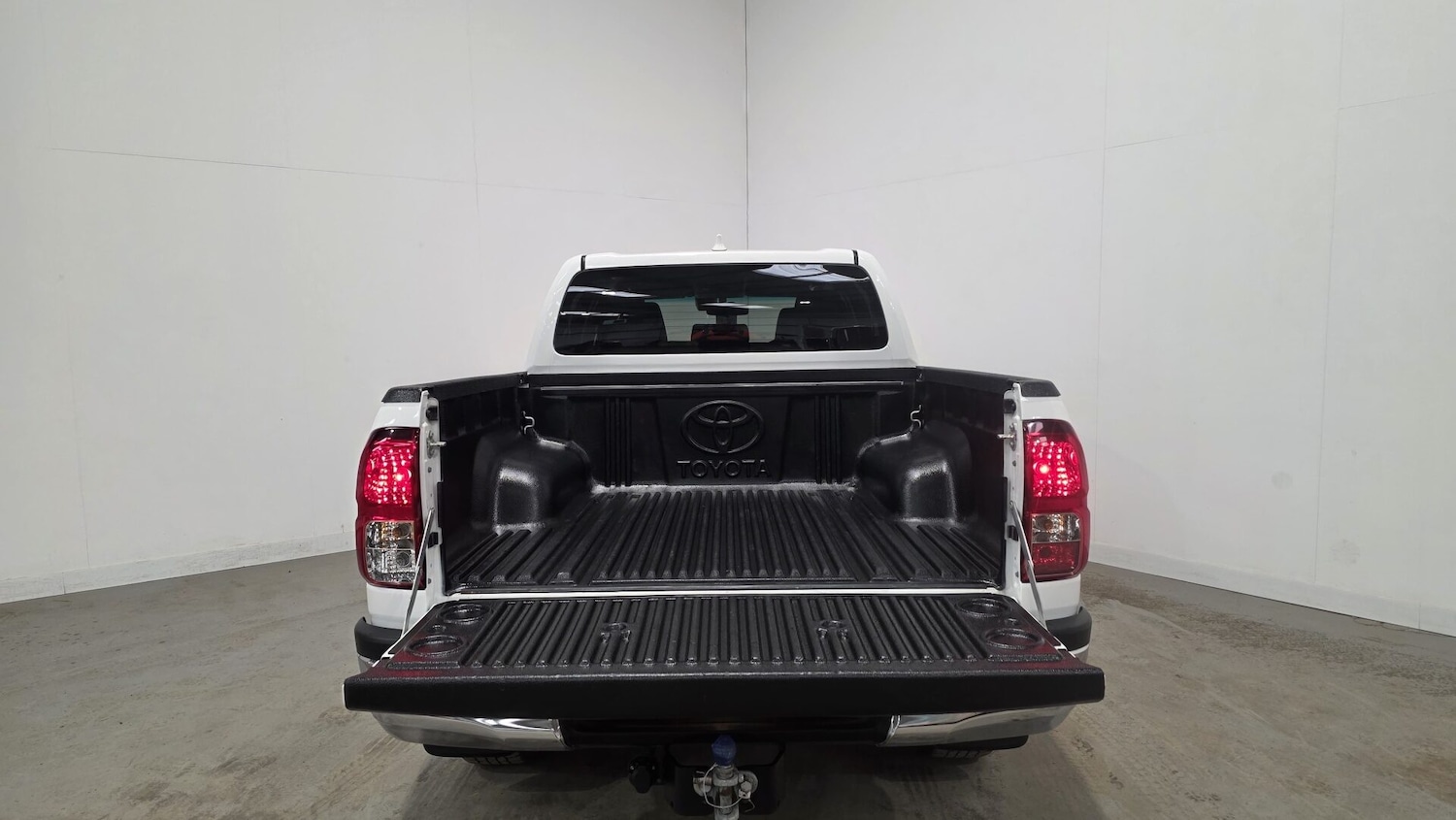 Used Toyota Hilux 2023 for sale - 77945552: Photo 8