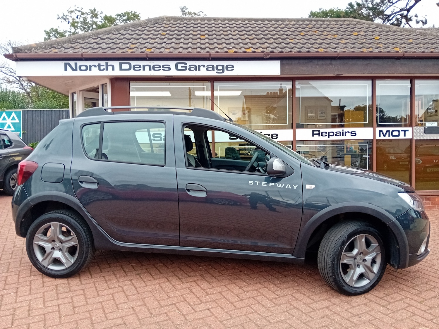 Used Dacia Sandero Stepway 2017 for sale - 76170785: Photo 1