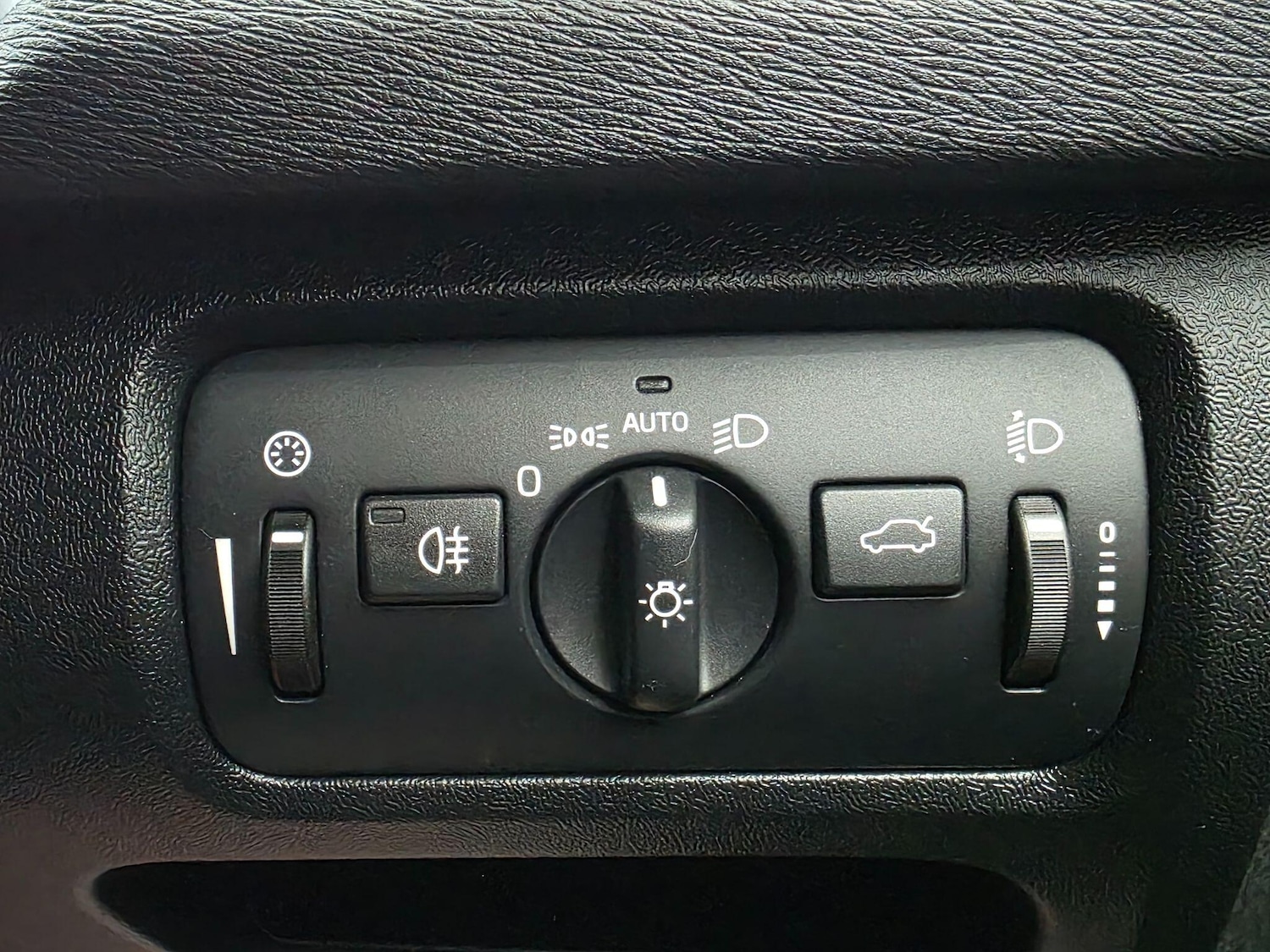 Used Volvo V40 2014 for sale - 76121620: Photo 26