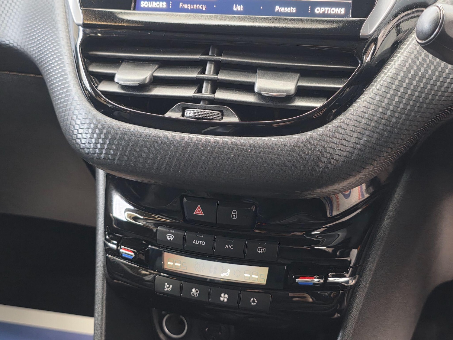 Used Peugeot 2008 2017 for sale - 76398243: Photo 20