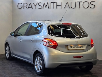 Used Peugeot 208 2015 for sale - 76104000: Photo