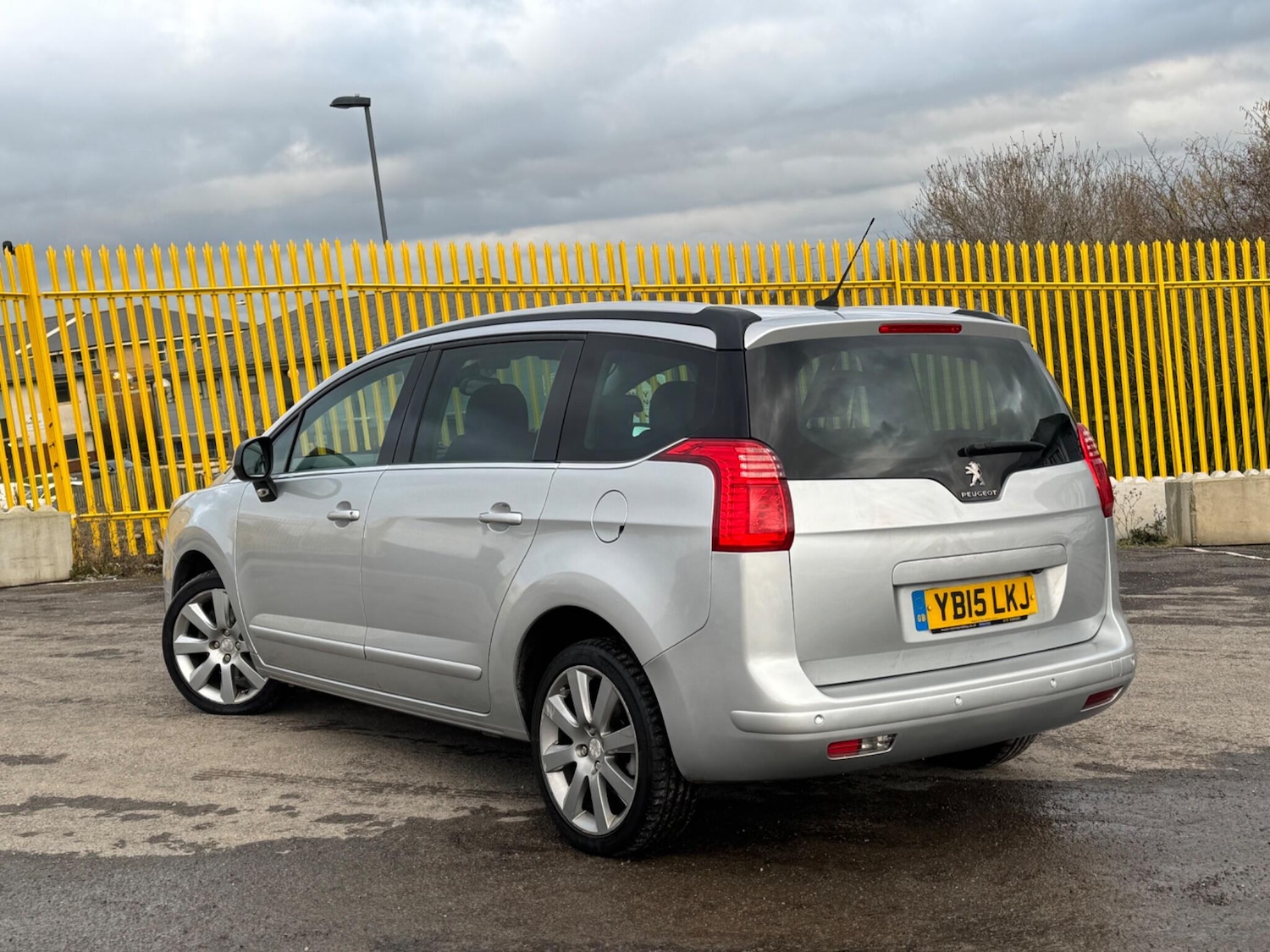 Used Peugeot 5008 2015 for sale - 76899357: Photo 2