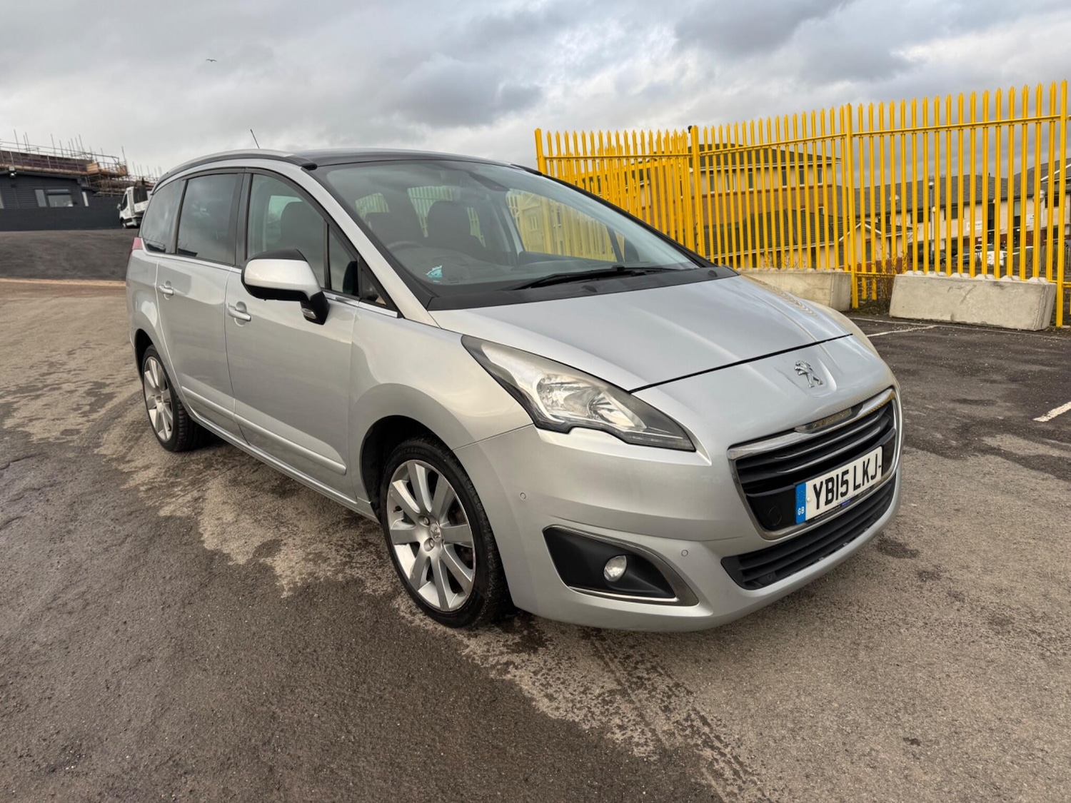 Used Peugeot 5008 2015 for sale - 76899357: Photo 4