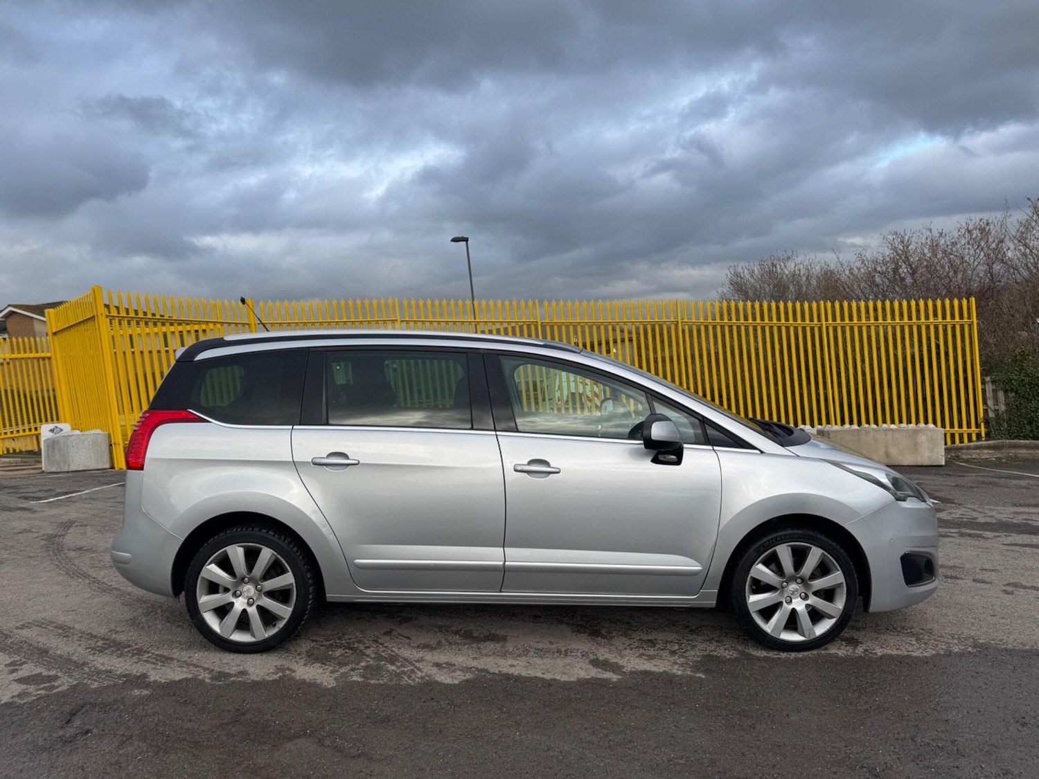Used Peugeot 5008 2015 for sale - 76899357: Photo 5