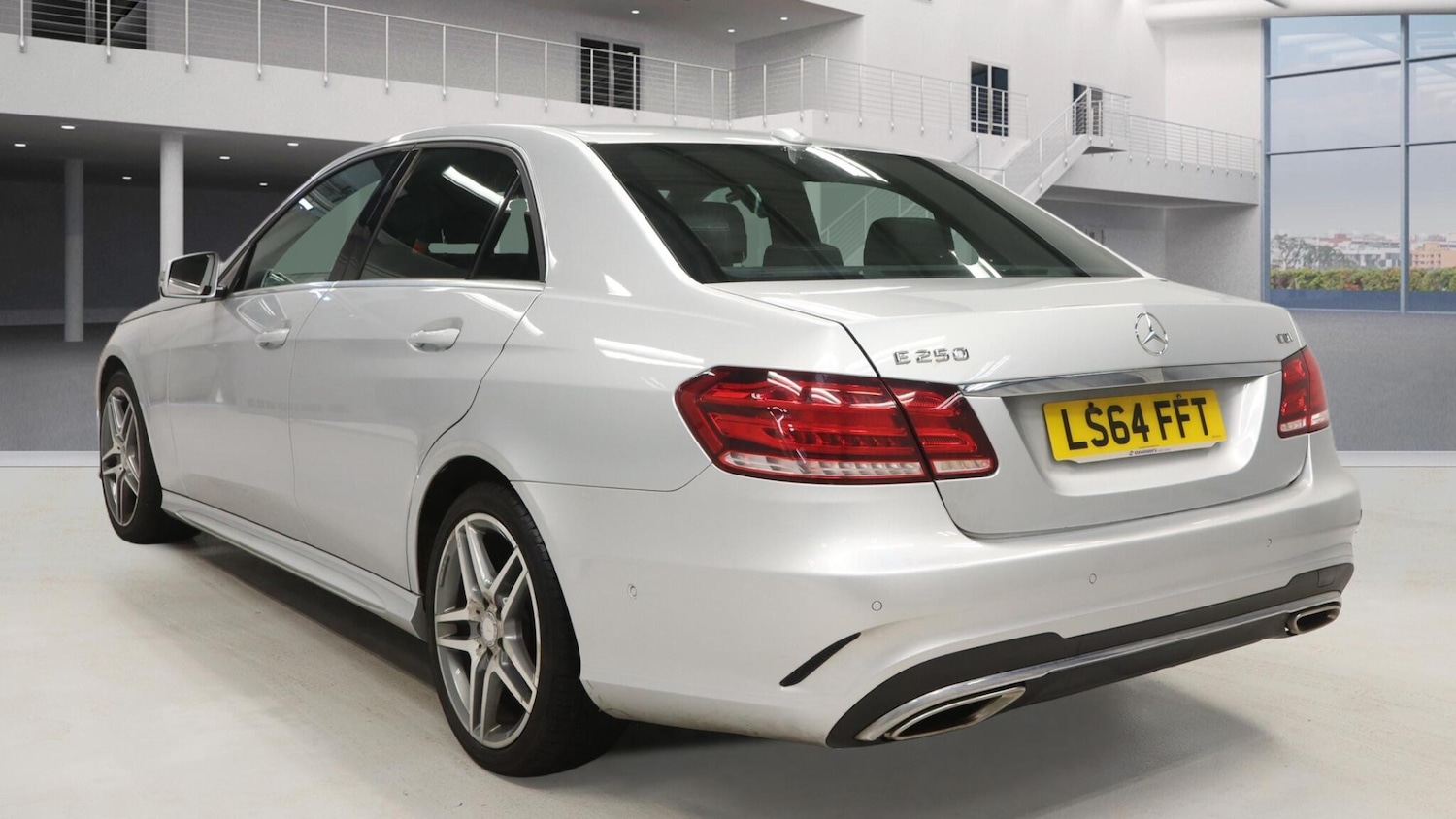 Used Mercedes-Benz E Class 2014 for sale - 77060139: Photo 2