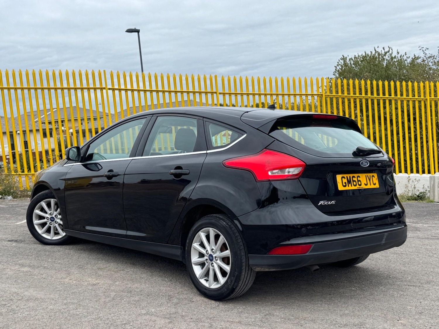 Used Ford Focus 2017 for sale - 76988385: Photo 2