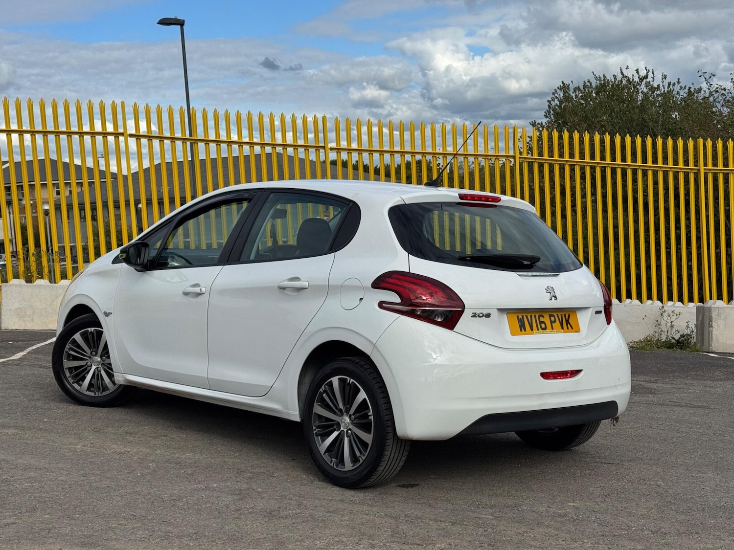 Used Peugeot 208 2016 for sale - 76024384: Photo 2