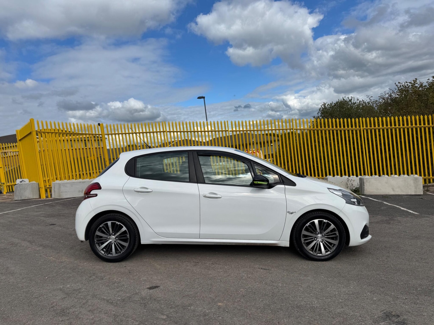Used Peugeot 208 2016 for sale - 76024384: Photo 5