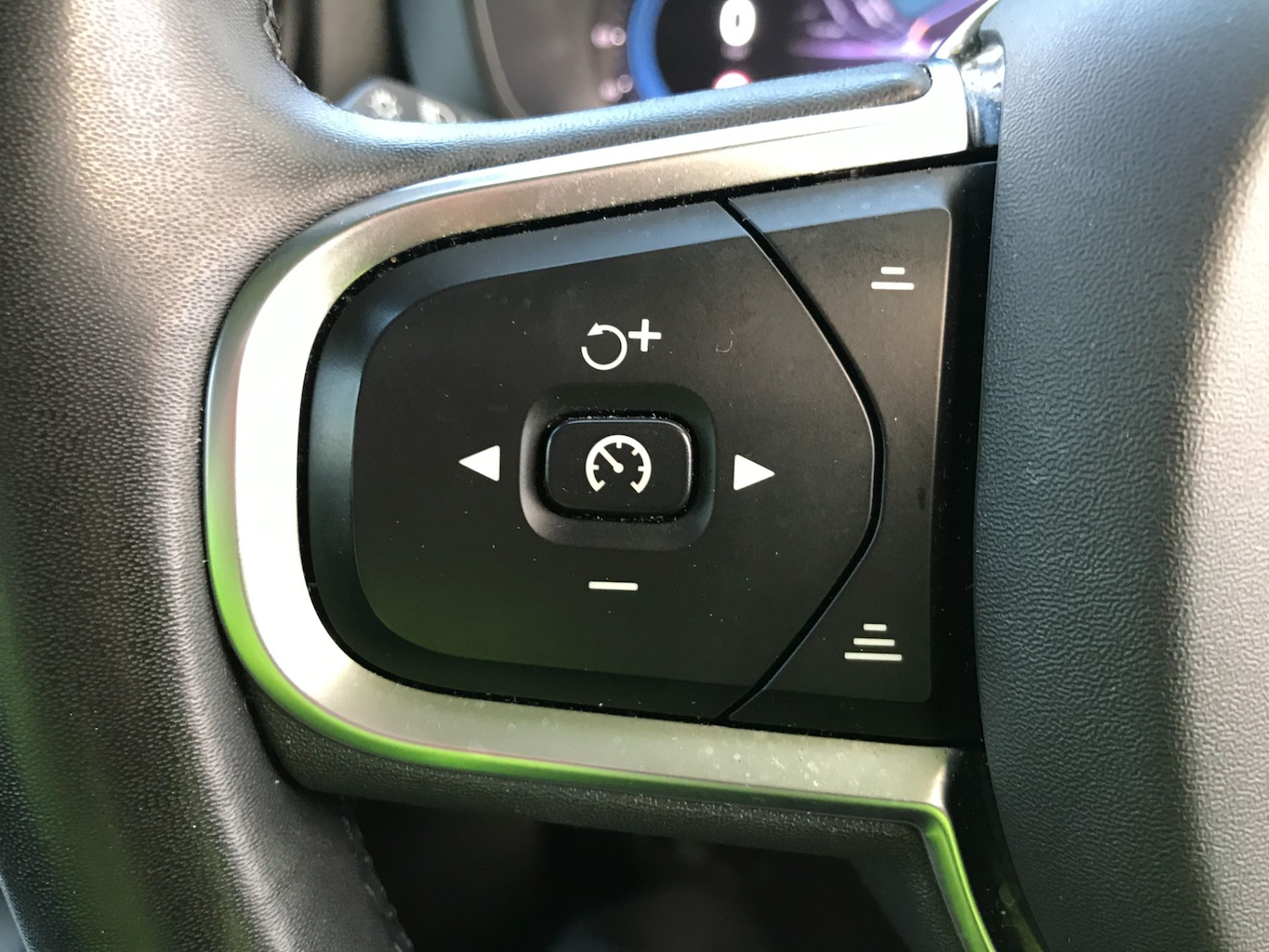 Used Volvo XC60 2023 for sale - 76603575: Photo 33