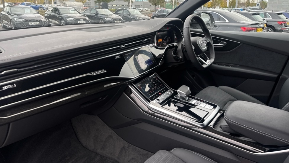 Used Audi Q8 2025 for sale - 76901532: Photo 2