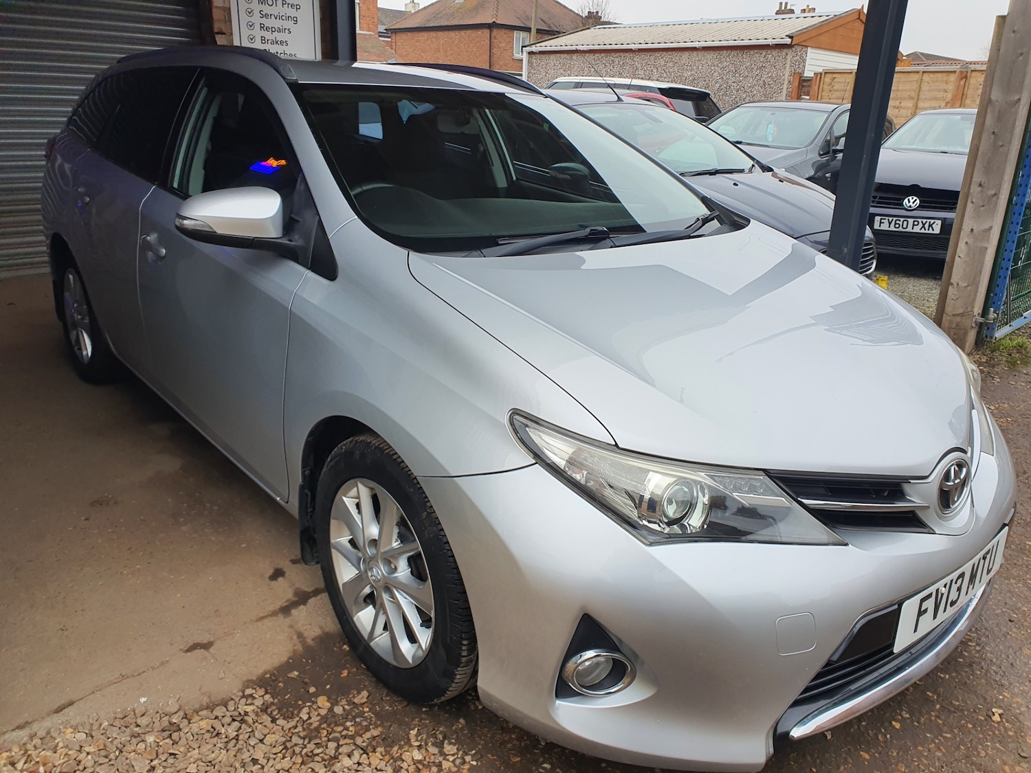 Used Toyota Auris 2013 for sale - 77363310: Photo 2