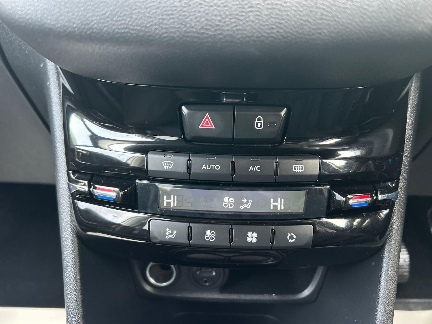 Used Peugeot 208 2015 for sale - 77144136: Photo 20