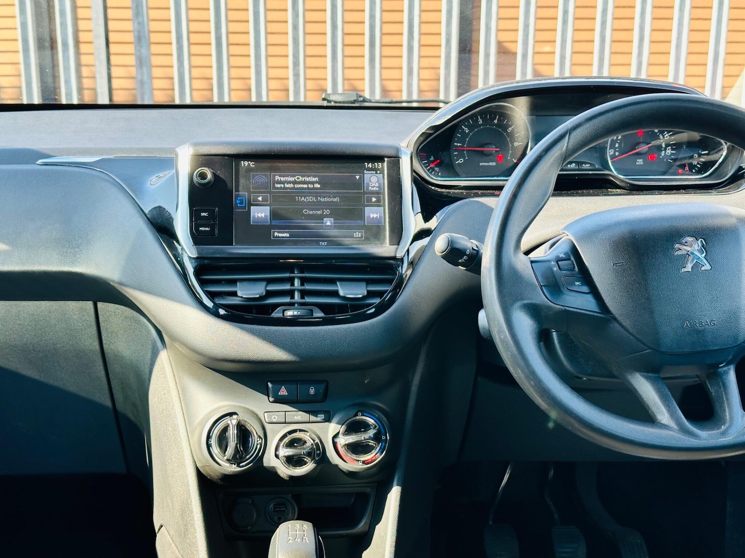 Used Peugeot 208 2014 for sale - 77940268: Photo 28