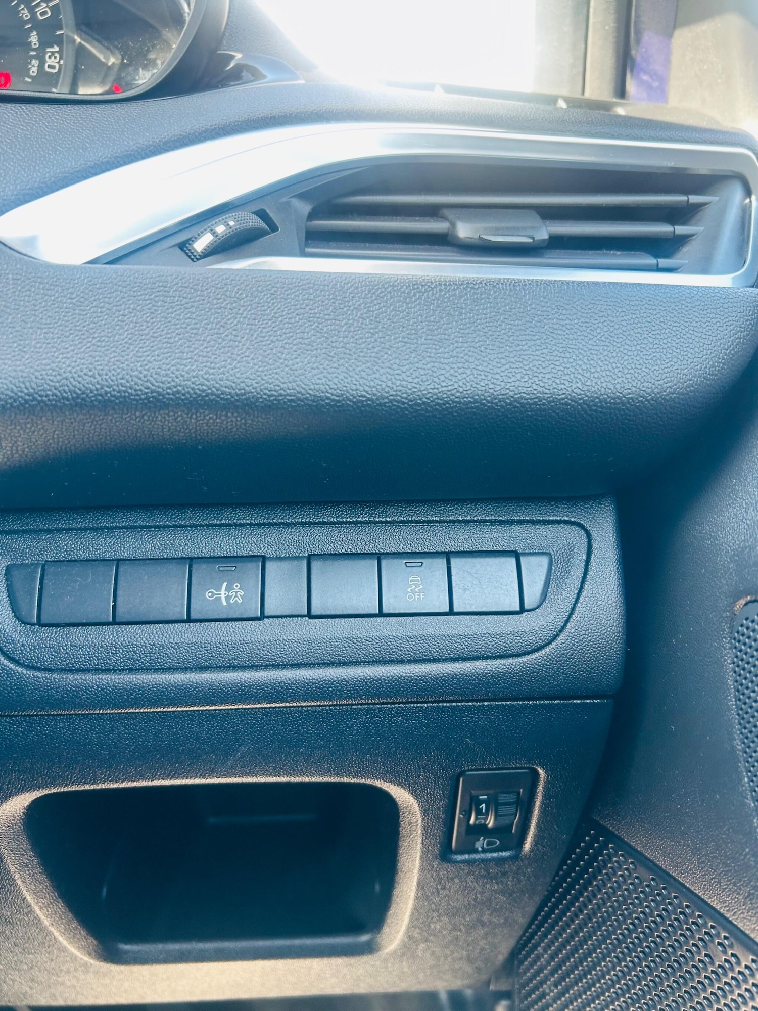 Used Peugeot 208 2012 for sale - 78204484: Photo 37