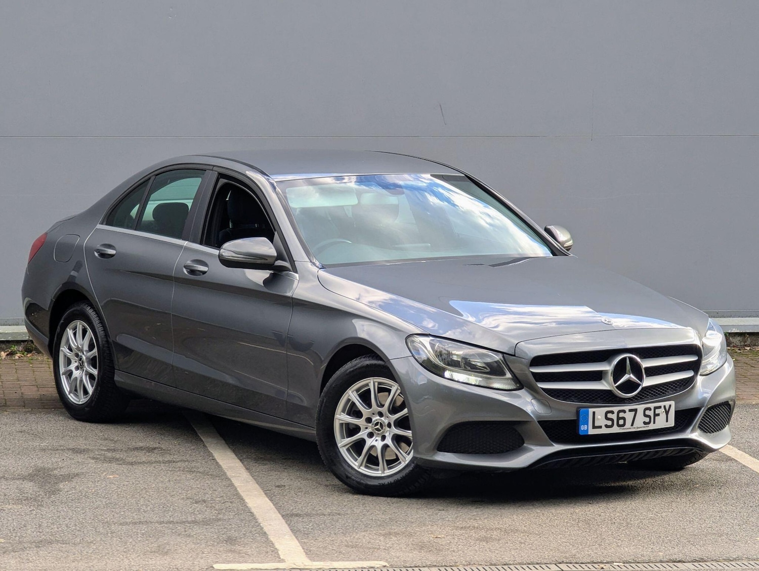 Used Mercedes-Benz C-Class 2017 for sale - 76073011: Photo 1