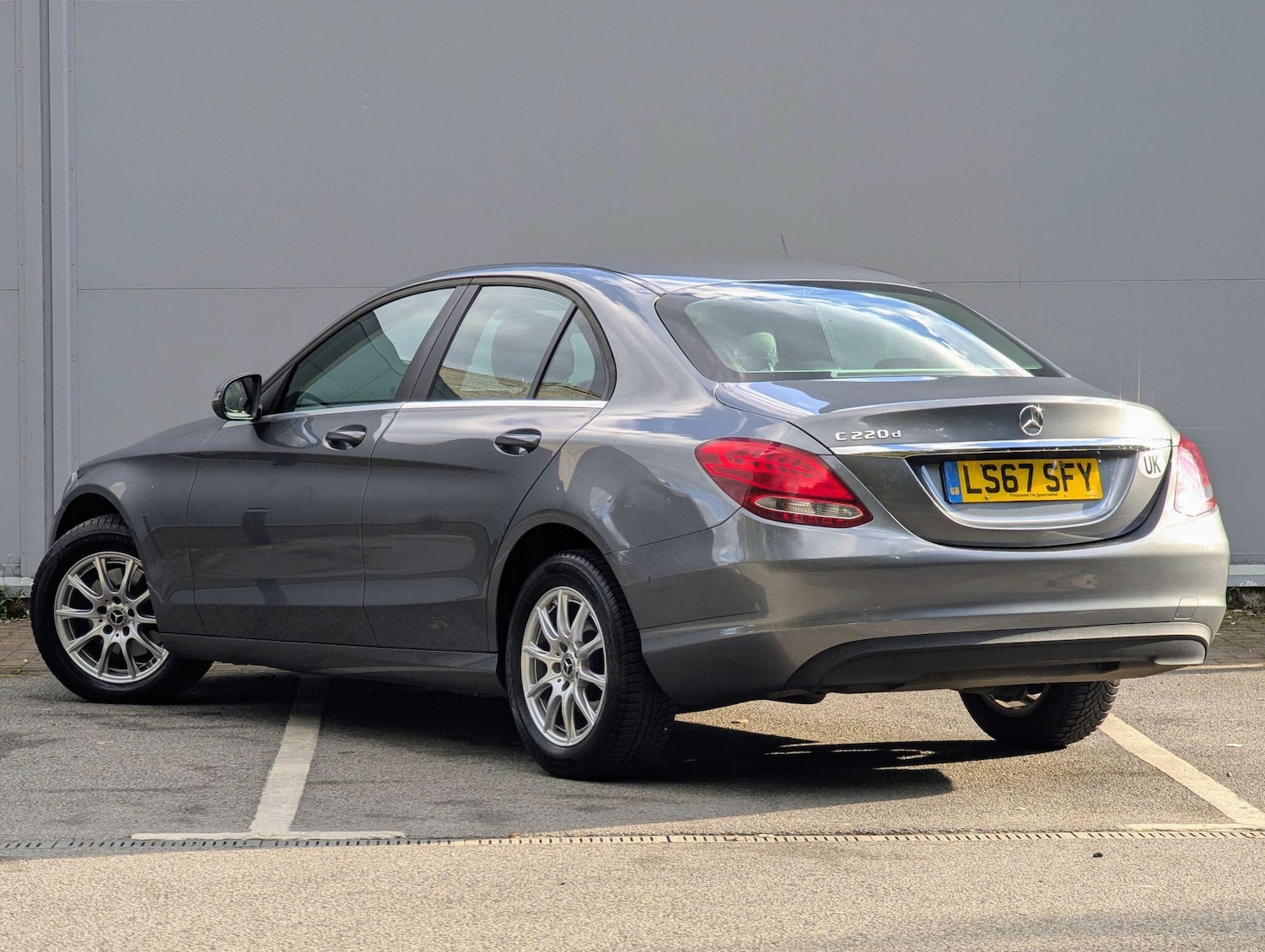 Used Mercedes-Benz C-Class 2017 for sale - 76073011: Photo 2