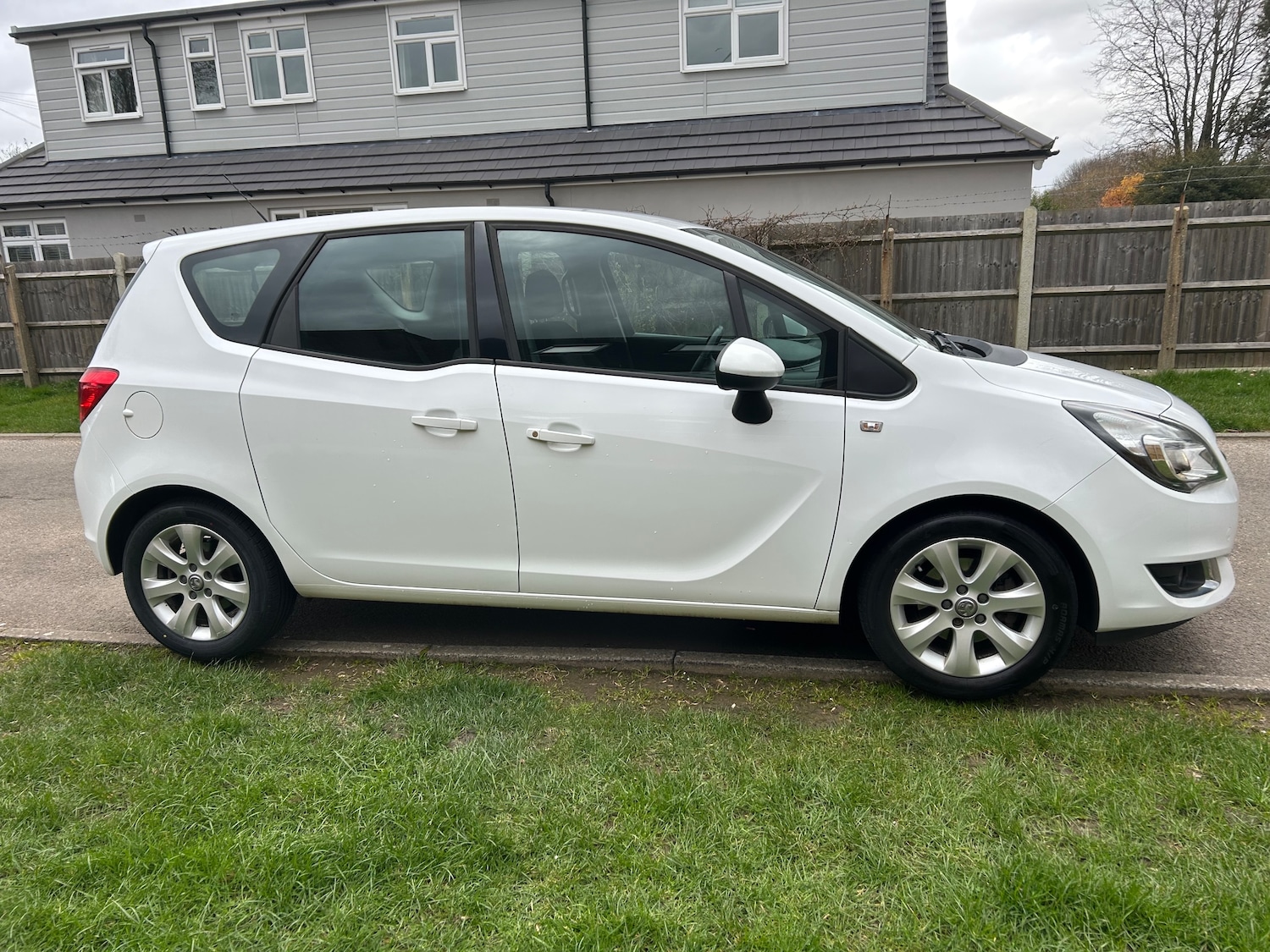 Used Vauxhall Meriva 2017 for sale - 77904342: Photo 2