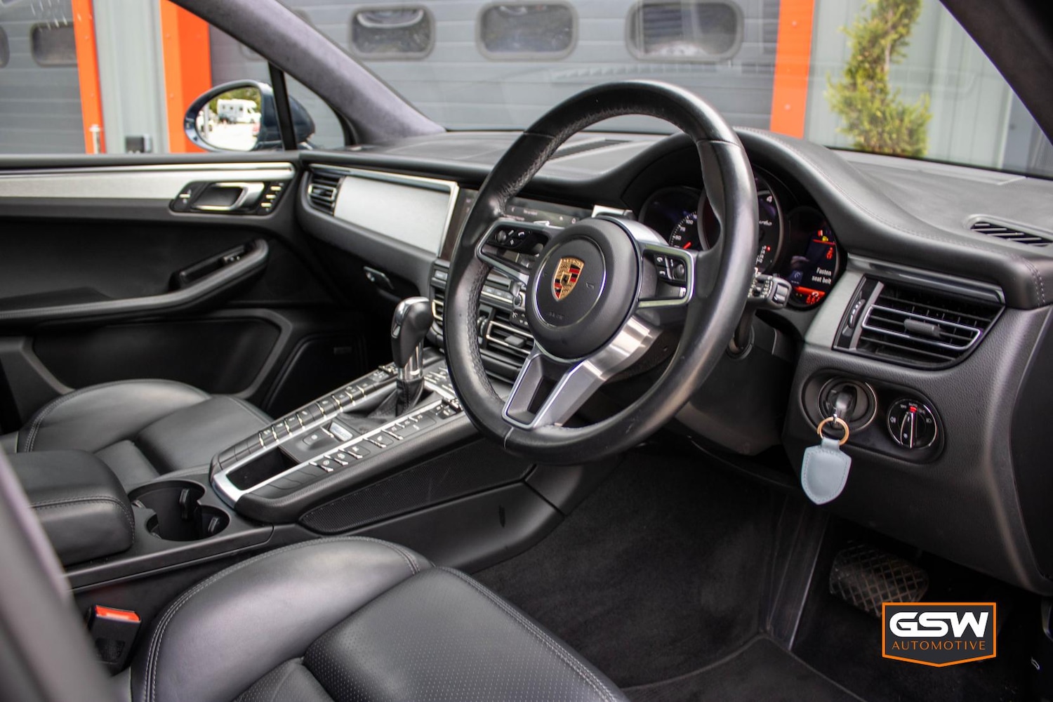 Used Porsche Macan 2020 for sale - 77903518: Photo 2