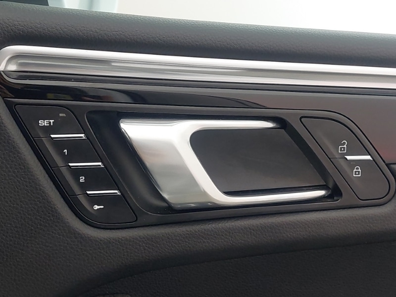 Used Porsche Macan 2020 for sale - 76289259: Photo 19