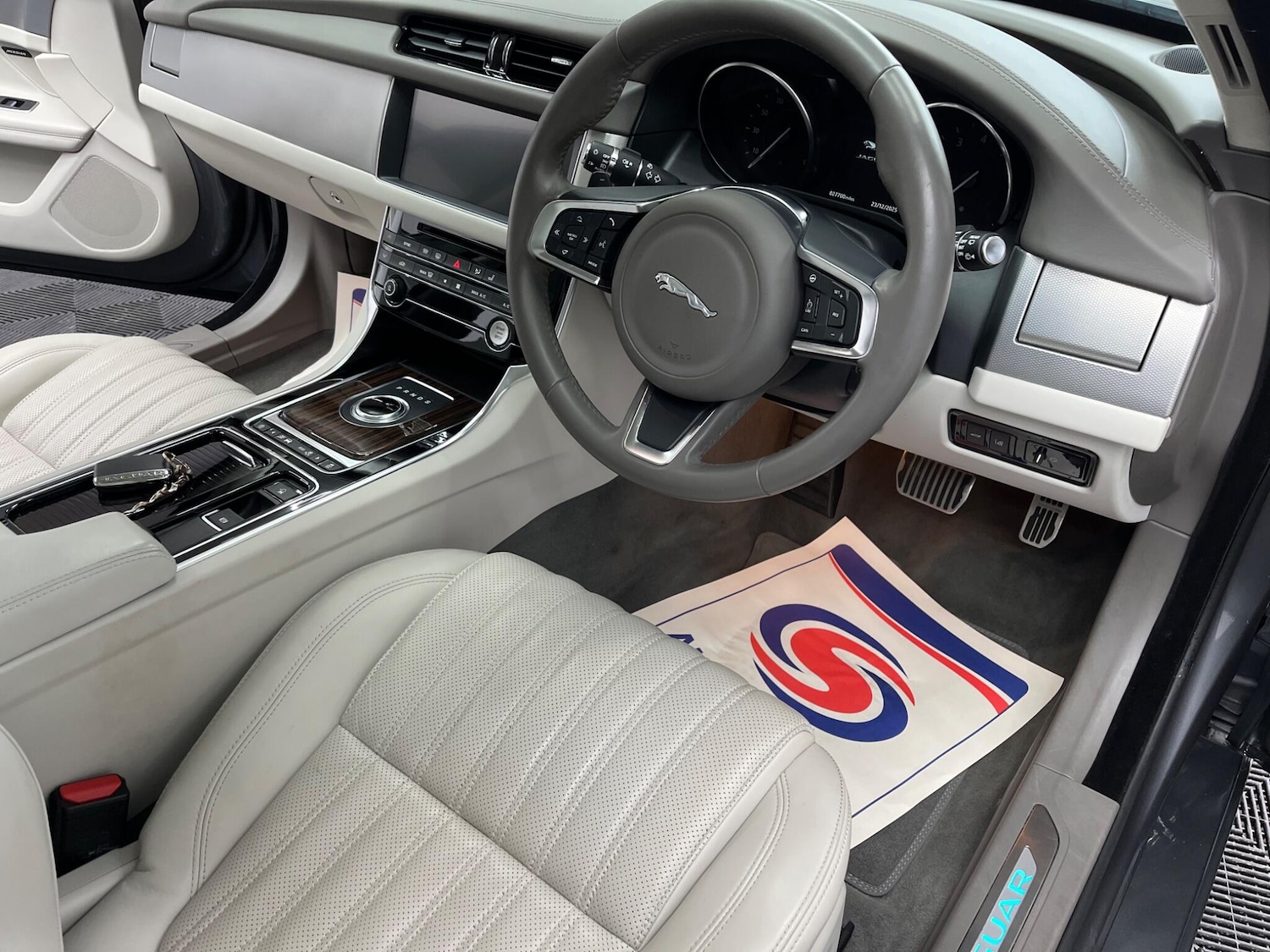 Used Jaguar XF 2018 for sale - 77067104: Photo 9