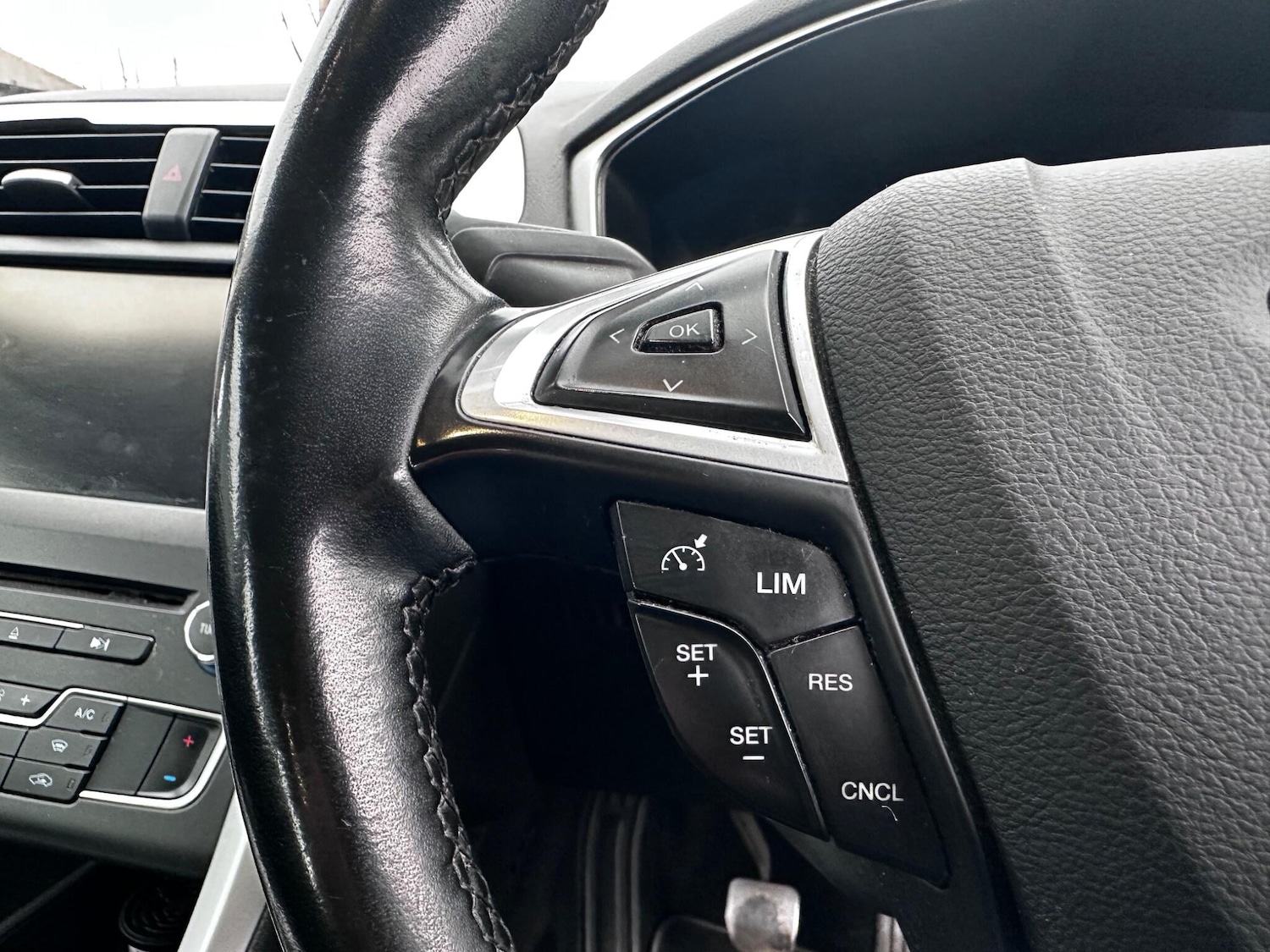 Used Ford Mondeo 2015 for sale - 77808317: Photo 24