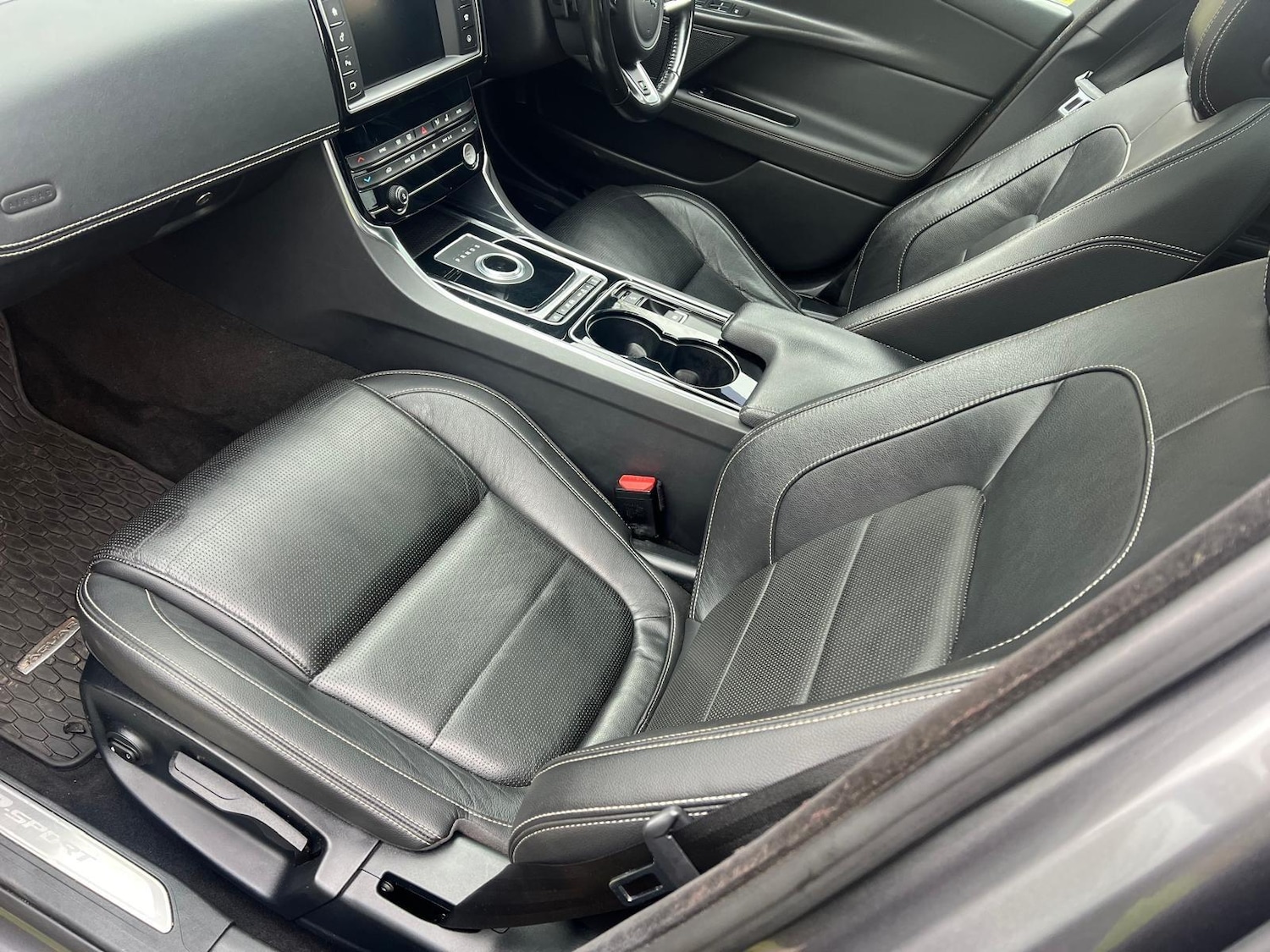 Used Jaguar XE 2016 for sale - 77612078: Photo 22