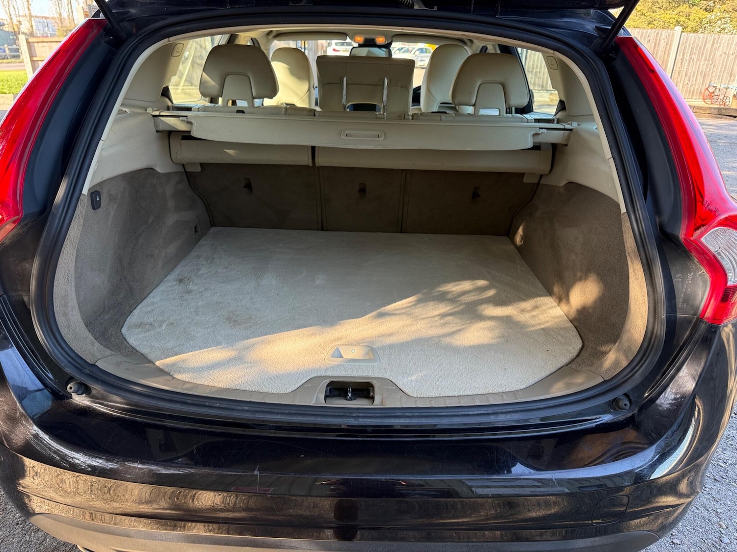 Used Volvo V60 2011 for sale - 77957171: Photo 23