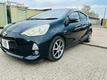 Used Toyota Aqua 2024 for sale - 76409542: Photo