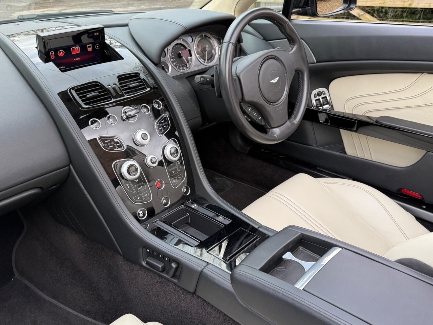 Used Aston Martin Vantage 2017 for sale - 77516011: Photo 2