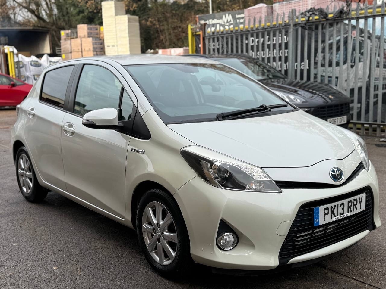 Used Toyota Yaris for sale - 76864197: Photo 2