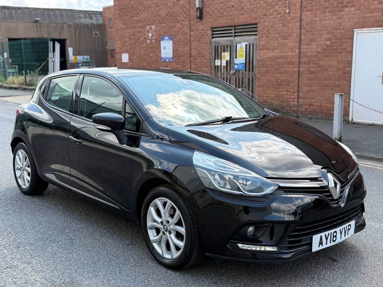 Used Renault Clio for sale - 77789165: Photo 2