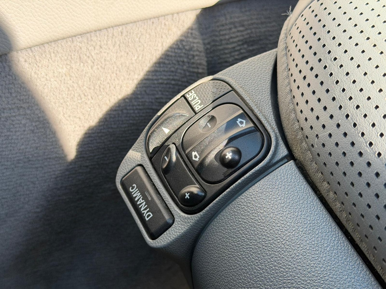 Used Mercedes-Benz CLS 2005 for sale - 77947029: Photo 17