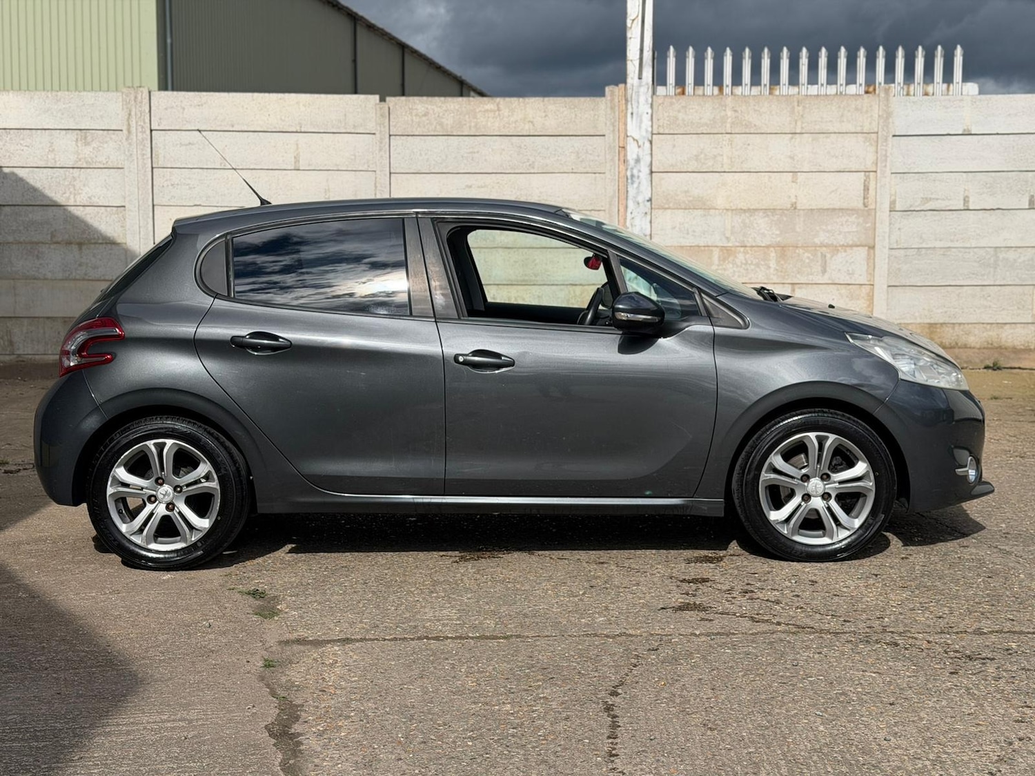 Used Peugeot 208 2013 for sale - 78149735: Photo 3