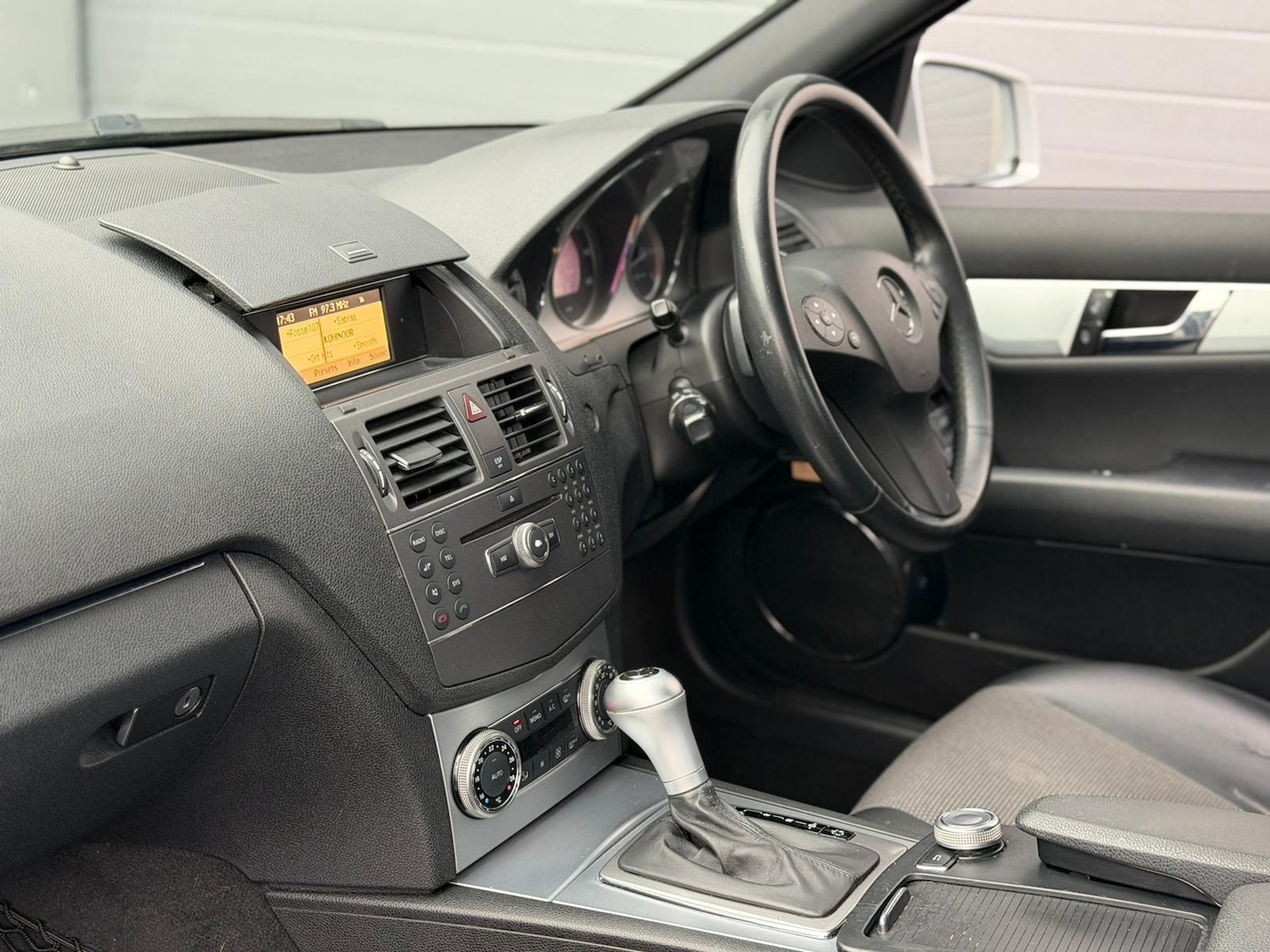 Used Mercedes-Benz C-Class 2010 for sale - 76143924: Photo 8