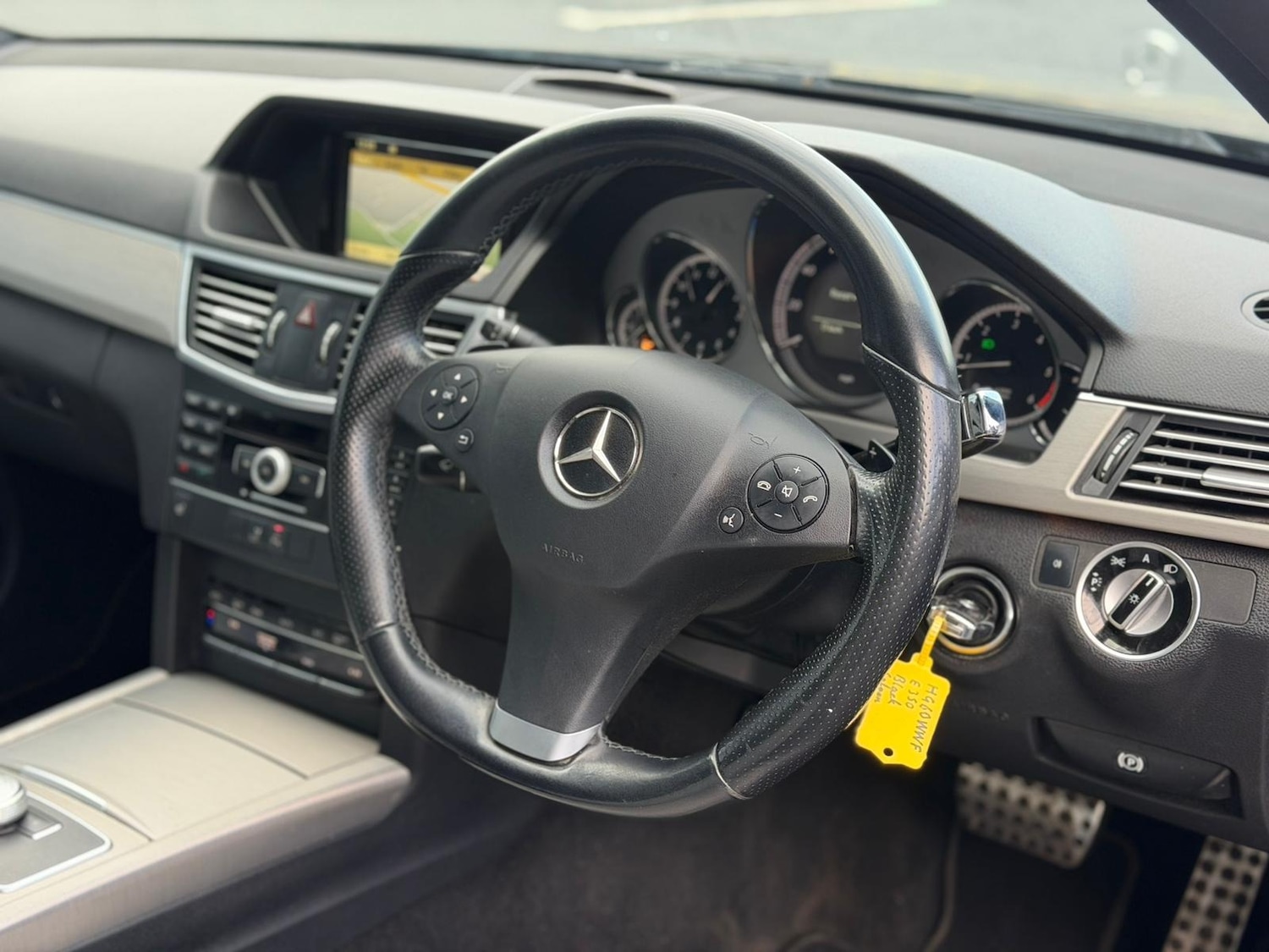 Used Mercedes-Benz E Class 2011 for sale - 76835159: Photo 12