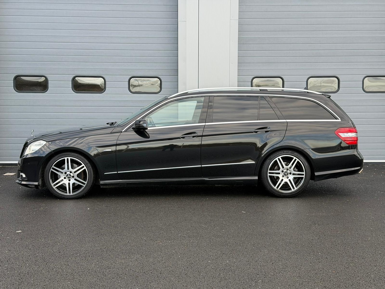 Used Mercedes-Benz E Class 2011 for sale - 76835159: Photo 3