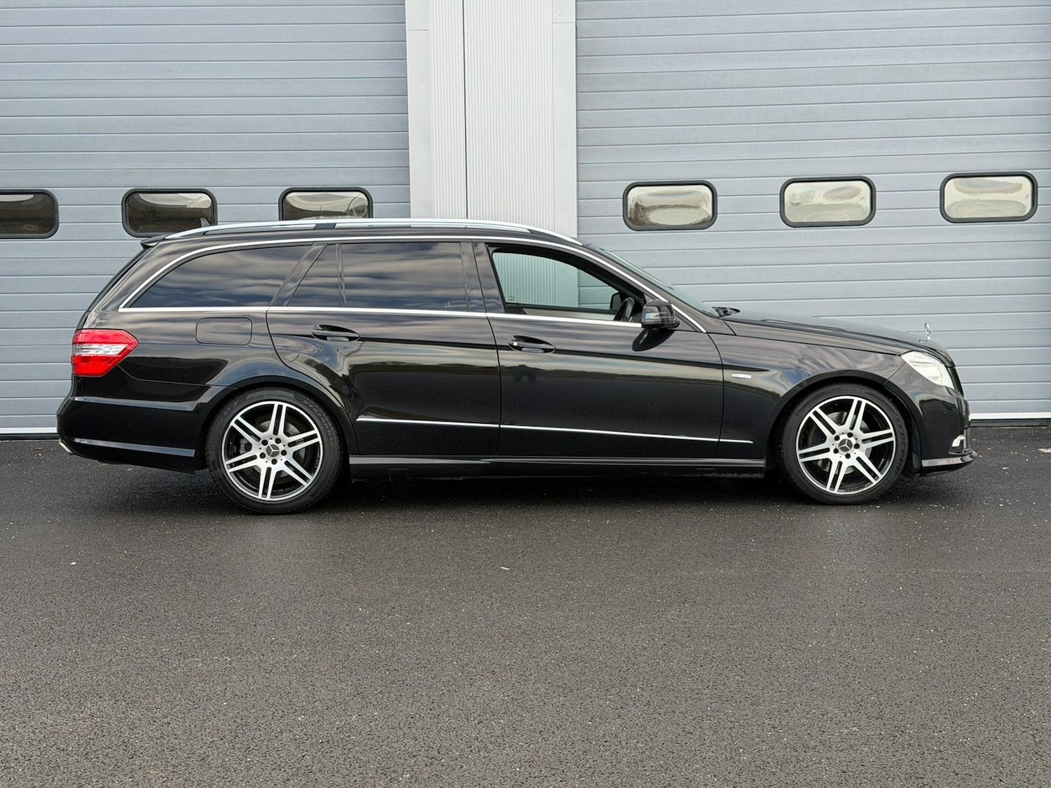 Used Mercedes-Benz E Class 2011 for sale - 76835159: Photo 4