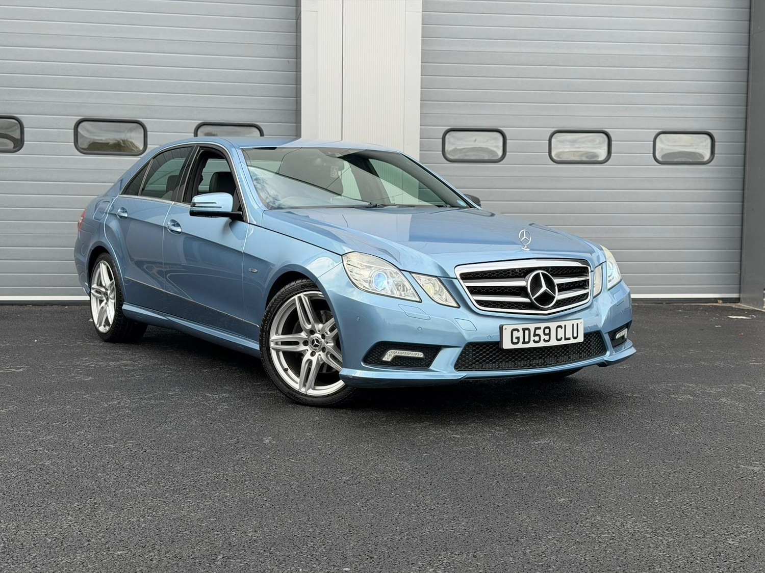 Used Mercedes-Benz E Class 2010 for sale - 76300852: Photo 2