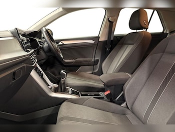 Used Volkswagen T-Roc 2024 for sale - 76982333: Photo