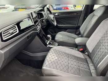 Used Volkswagen T-Roc 2024 for sale - 76981800: Photo