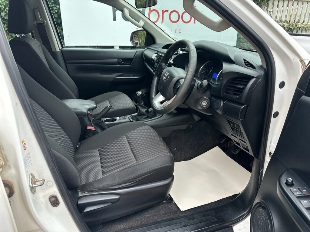 Used Toyota Hilux 2017 for sale - 76973648: Photo 11